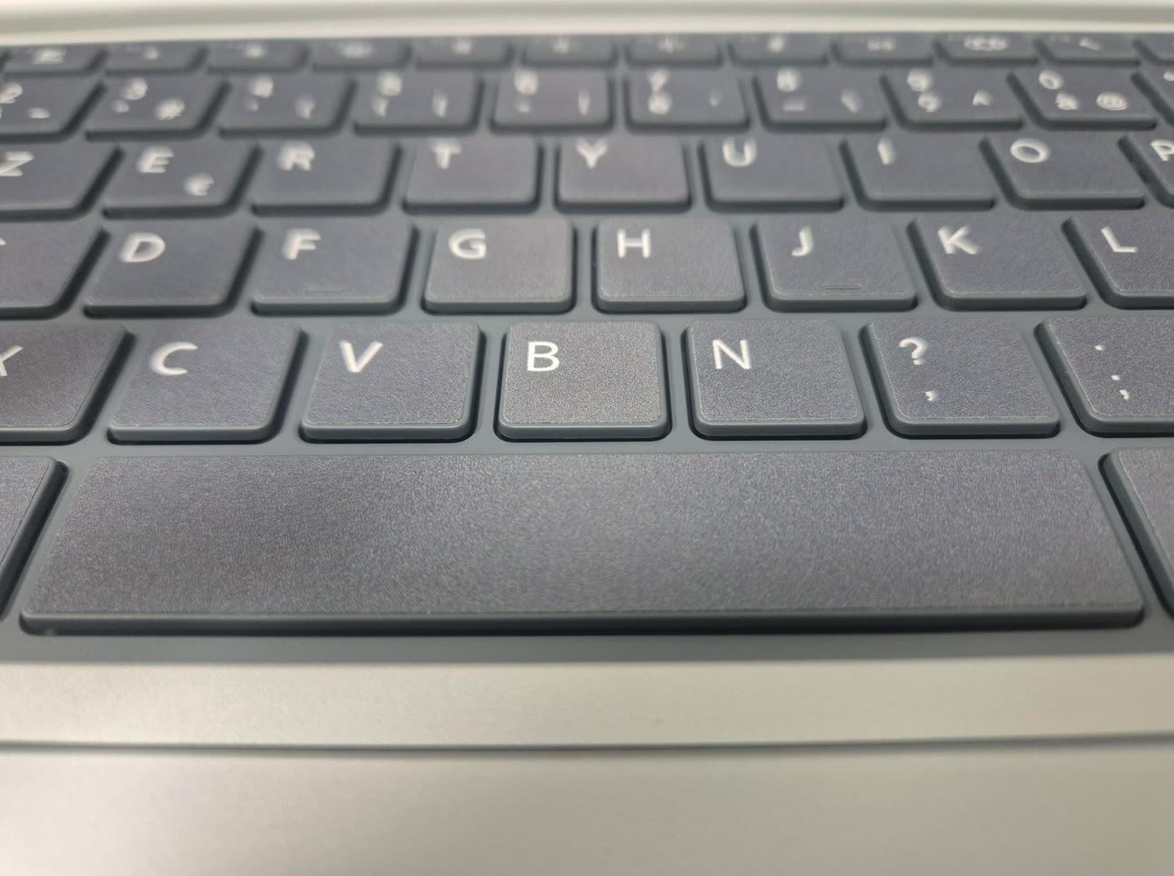A keyboard after keyboard vinyl has been applied, with crisp matt keycaps and clear legends